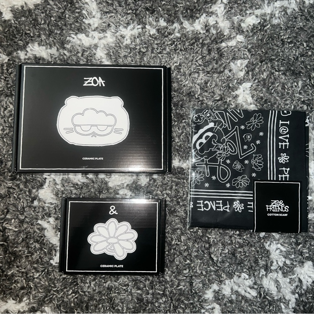 NIB G-Dragon Zo&Friends Zoa 3 Set Piece - 2 Ceramic plates & bandana